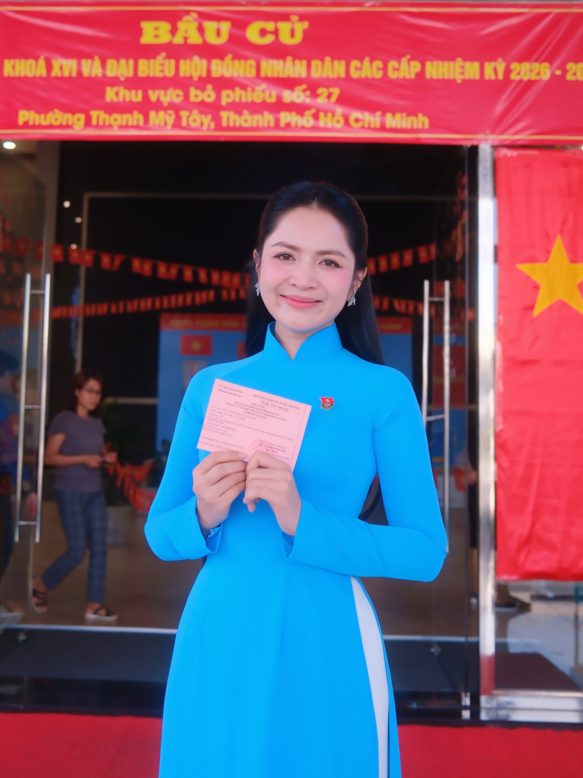 Hoa hậu Thanh Thủy, nhạc sĩ Nguyễn Văn Chung hào hứng trong ngày bầu cử - 5