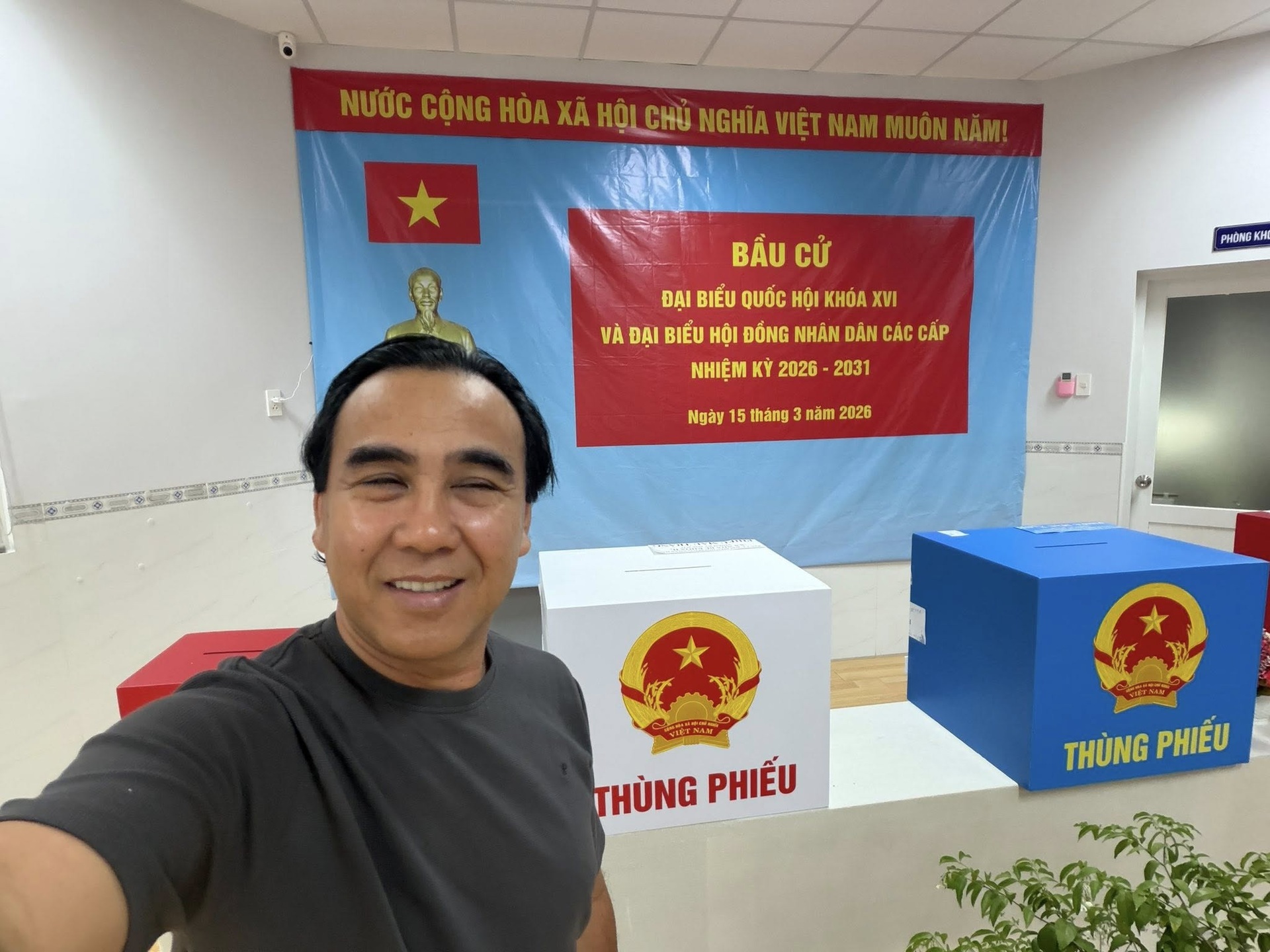 Hoa hậu Thanh Thủy, nhạc sĩ Nguyễn Văn Chung hào hứng trong ngày bầu cử - 6