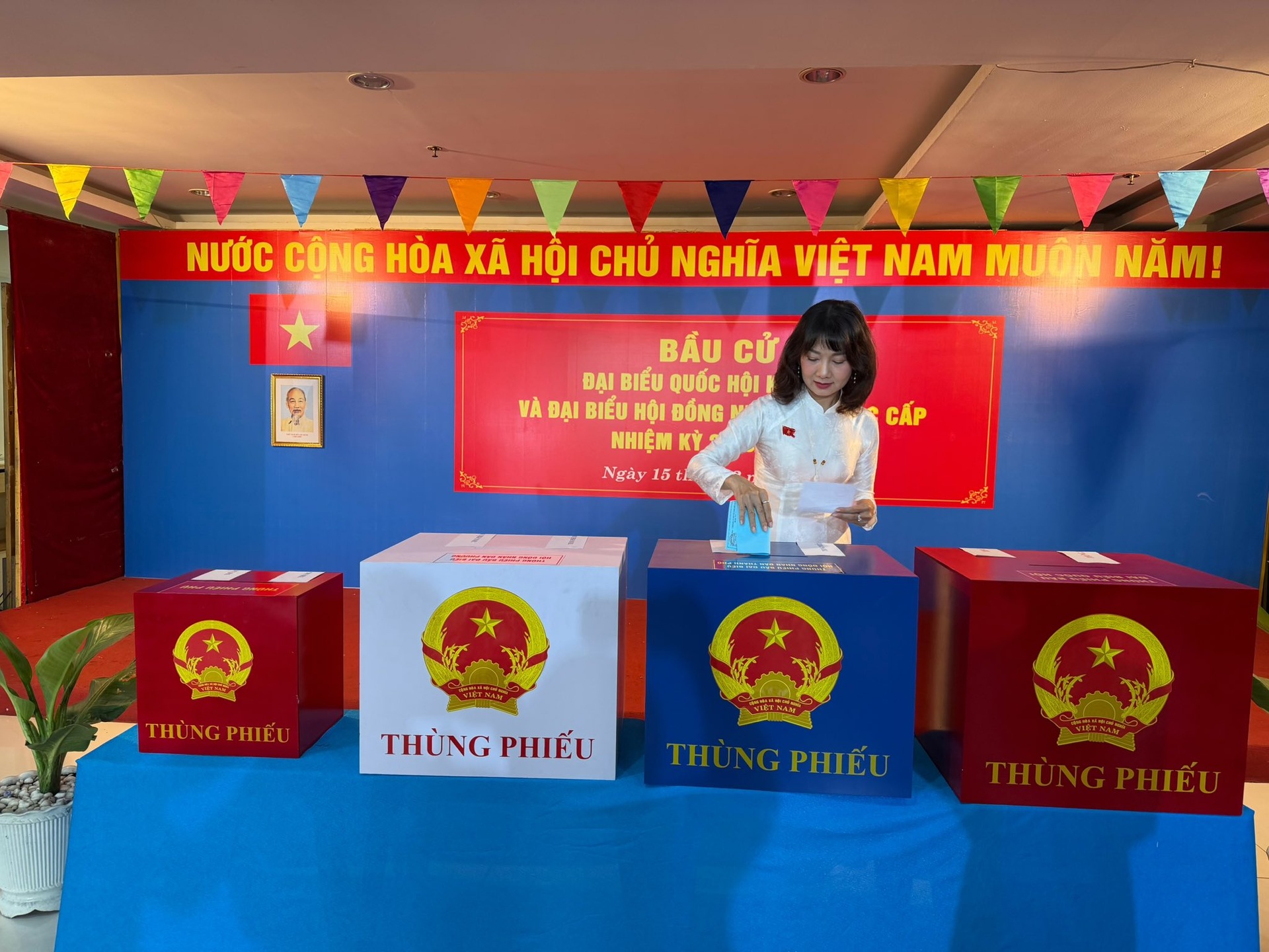 Hoa hậu Thanh Thủy, nhạc sĩ Nguyễn Văn Chung hào hứng trong ngày bầu cử - 10