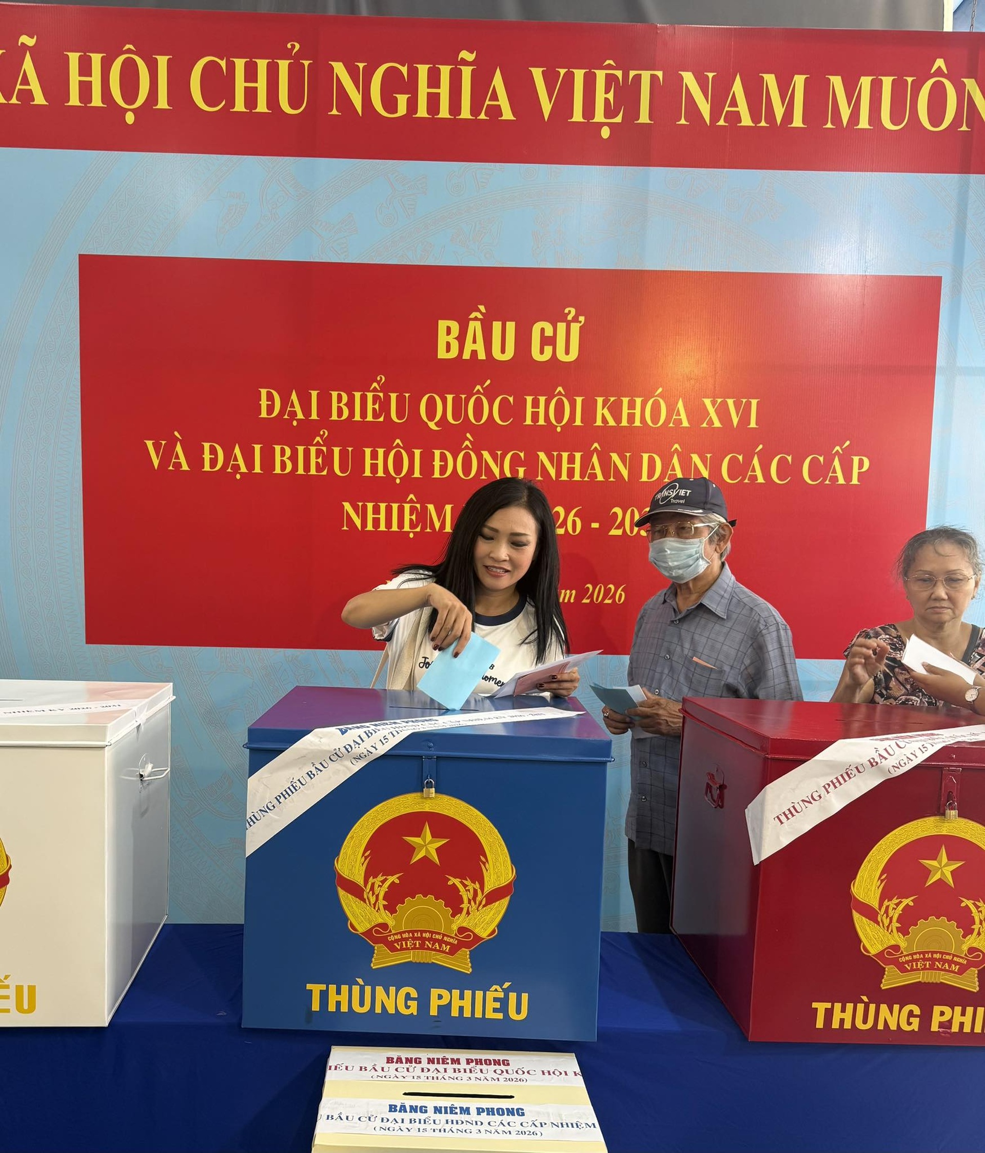 Hoa hậu Thanh Thủy, nhạc sĩ Nguyễn Văn Chung hào hứng trong ngày bầu cử - 11