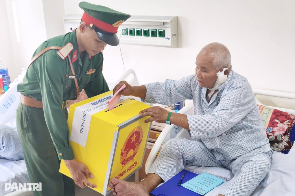 Chiến binh ung thư, cha ôm con mới sinh ở TPHCM bầu cử ngay tại bệnh viện - 3