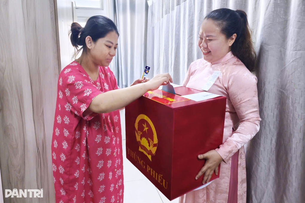 Chiến binh ung thư, cha ôm con mới sinh ở TPHCM bầu cử ngay tại bệnh viện - 4