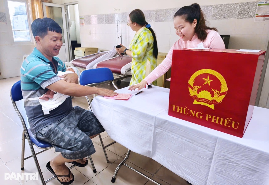 Chiến binh ung thư, cha ôm con mới sinh ở TPHCM bầu cử ngay tại bệnh viện - 5
