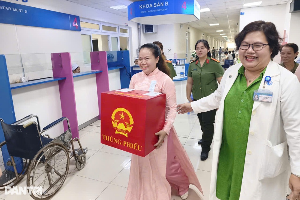 Chiến binh ung thư, cha ôm con mới sinh ở TPHCM bầu cử ngay tại bệnh viện - 6