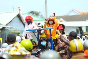 Tây Ninh: Hóa trang độc lạ và bắt vịt sôi động tại lễ hội Làm Chay 