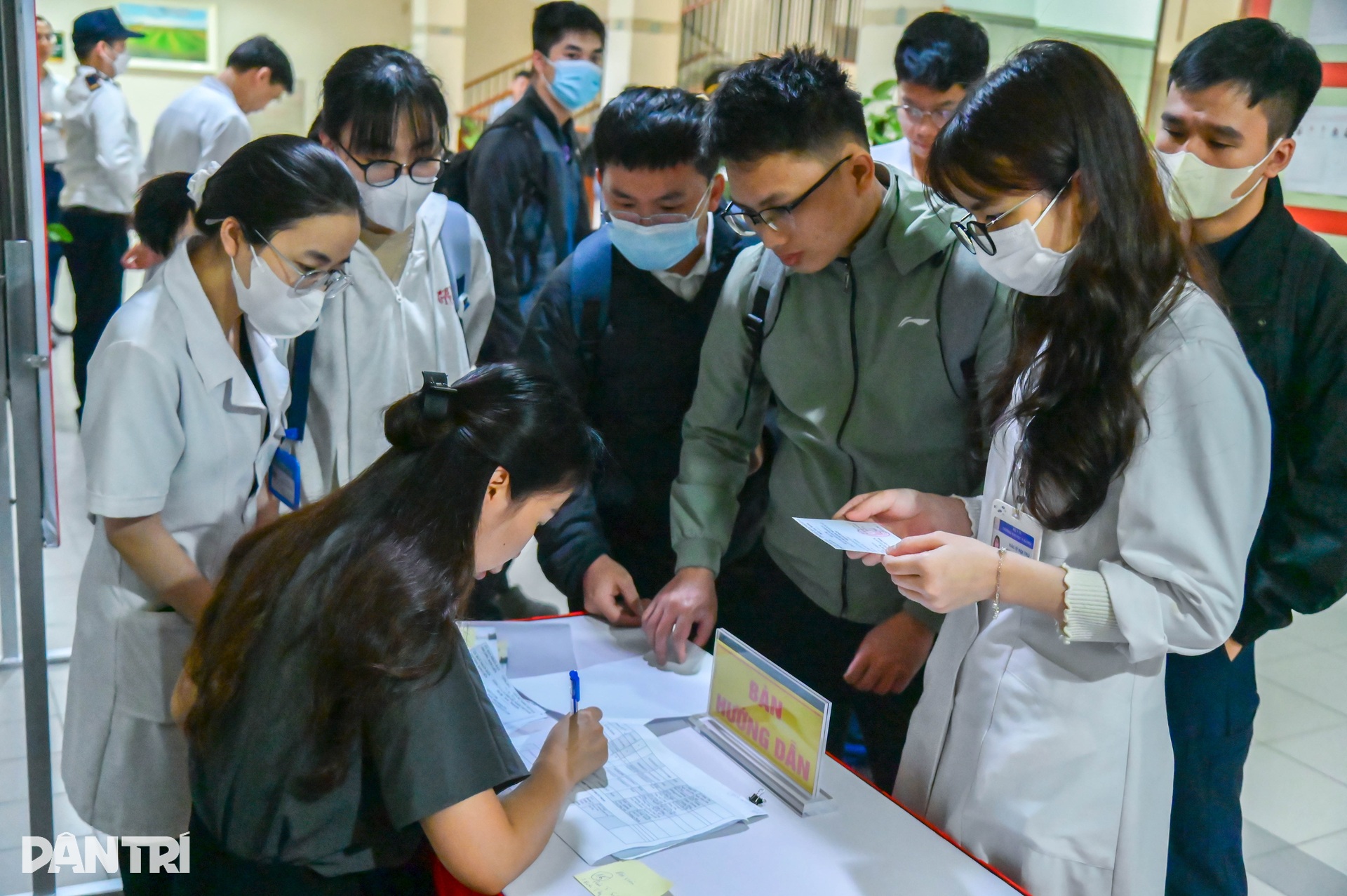 Những cử tri bỏ phiếu trên giường bệnh trong Ngày hội non sông - 2 Những cử tri bỏ phiếu trên giường bệnh trong Ngày hội non sông - 2