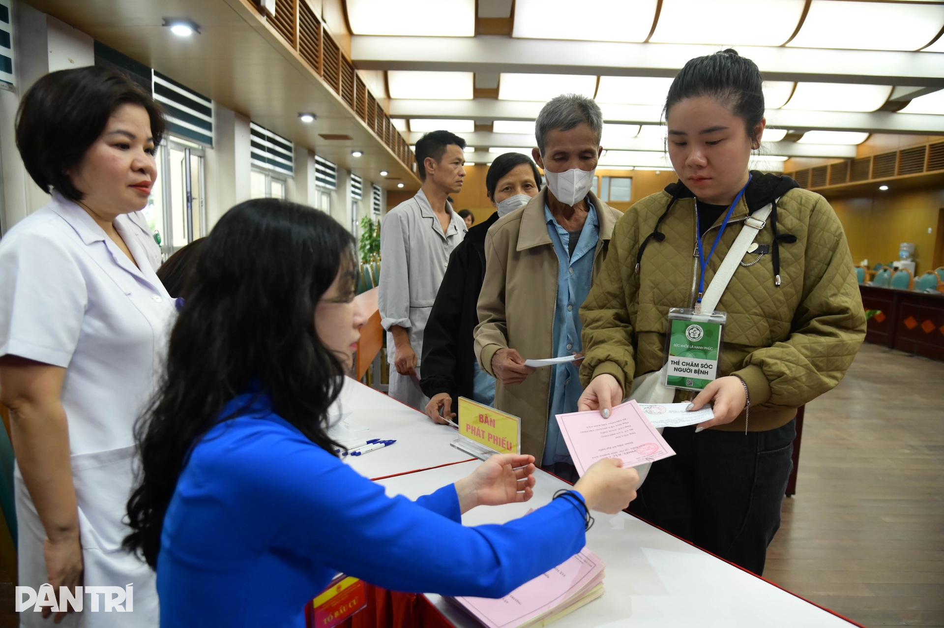 Những cử tri bỏ phiếu trên giường bệnh trong Ngày hội non sông - 8 Những cử tri bỏ phiếu trên giường bệnh trong Ngày hội non sông - 8