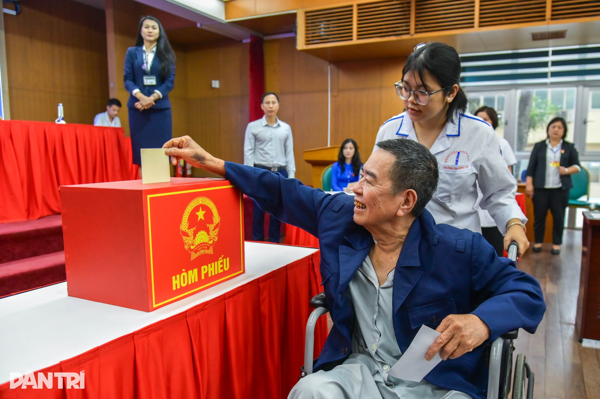 Những cử tri bỏ phiếu trên giường bệnh trong Ngày hội non sông - 10 Những cử tri bỏ phiếu trên giường bệnh trong Ngày hội non sông - 10