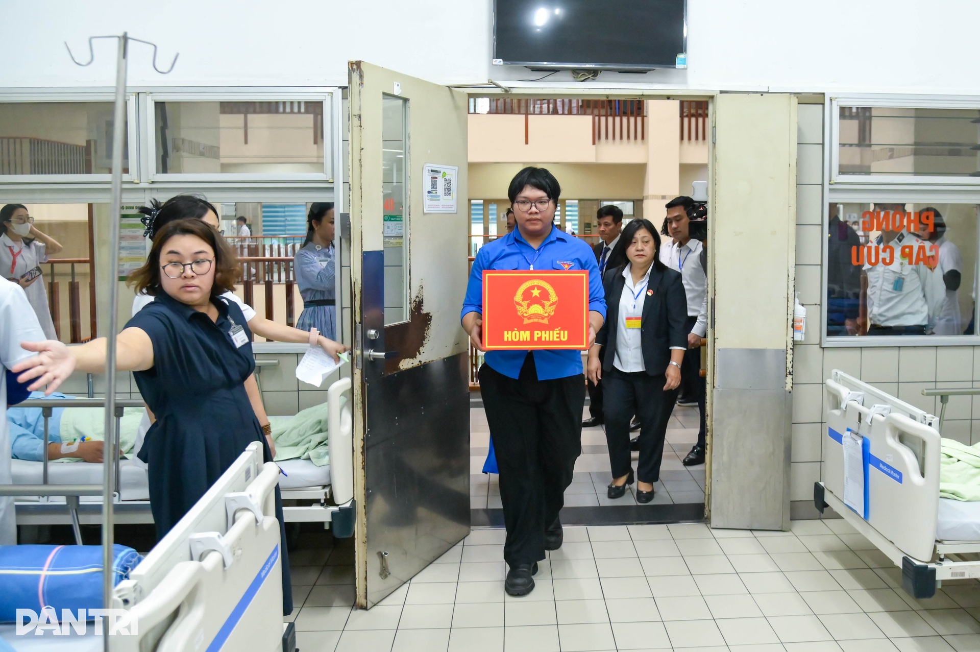 Những cử tri bỏ phiếu trên giường bệnh trong Ngày hội non sông - 12 Những cử tri bỏ phiếu trên giường bệnh trong Ngày hội non sông - 12