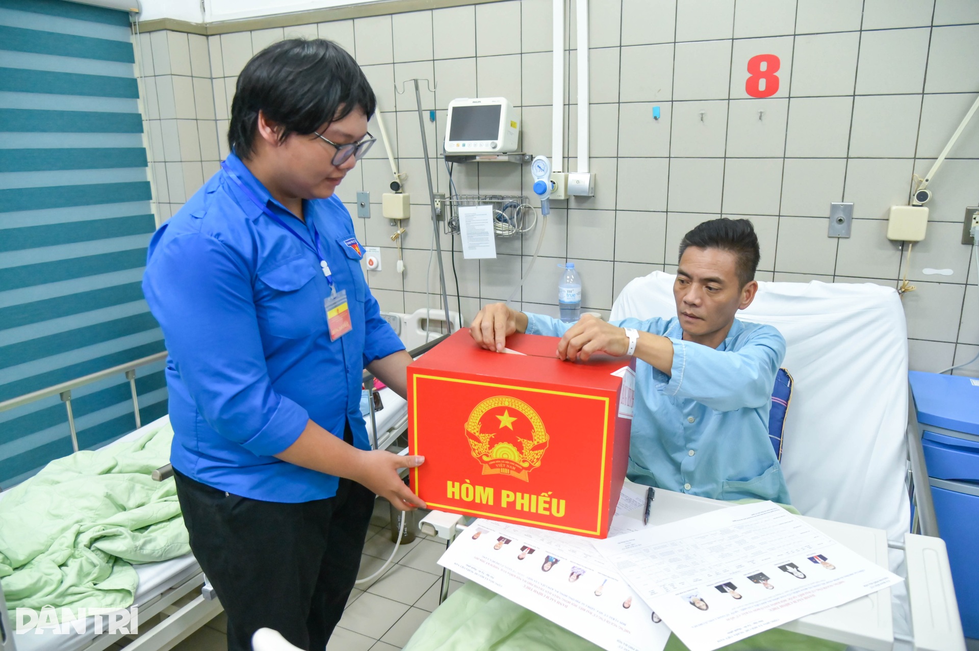 Những cử tri bỏ phiếu trên giường bệnh trong Ngày hội non sông - 13 Những cử tri bỏ phiếu trên giường bệnh trong Ngày hội non sông - 13