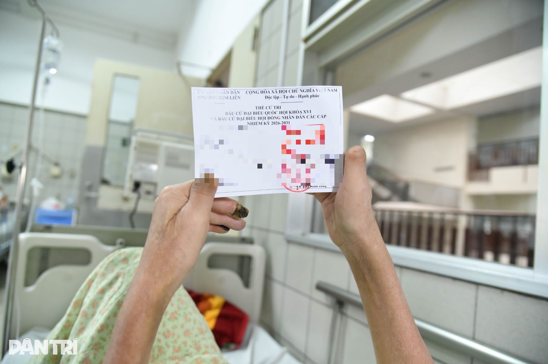 Những cử tri bỏ phiếu trên giường bệnh trong Ngày hội non sông - 15 Những cử tri bỏ phiếu trên giường bệnh trong Ngày hội non sông - 15