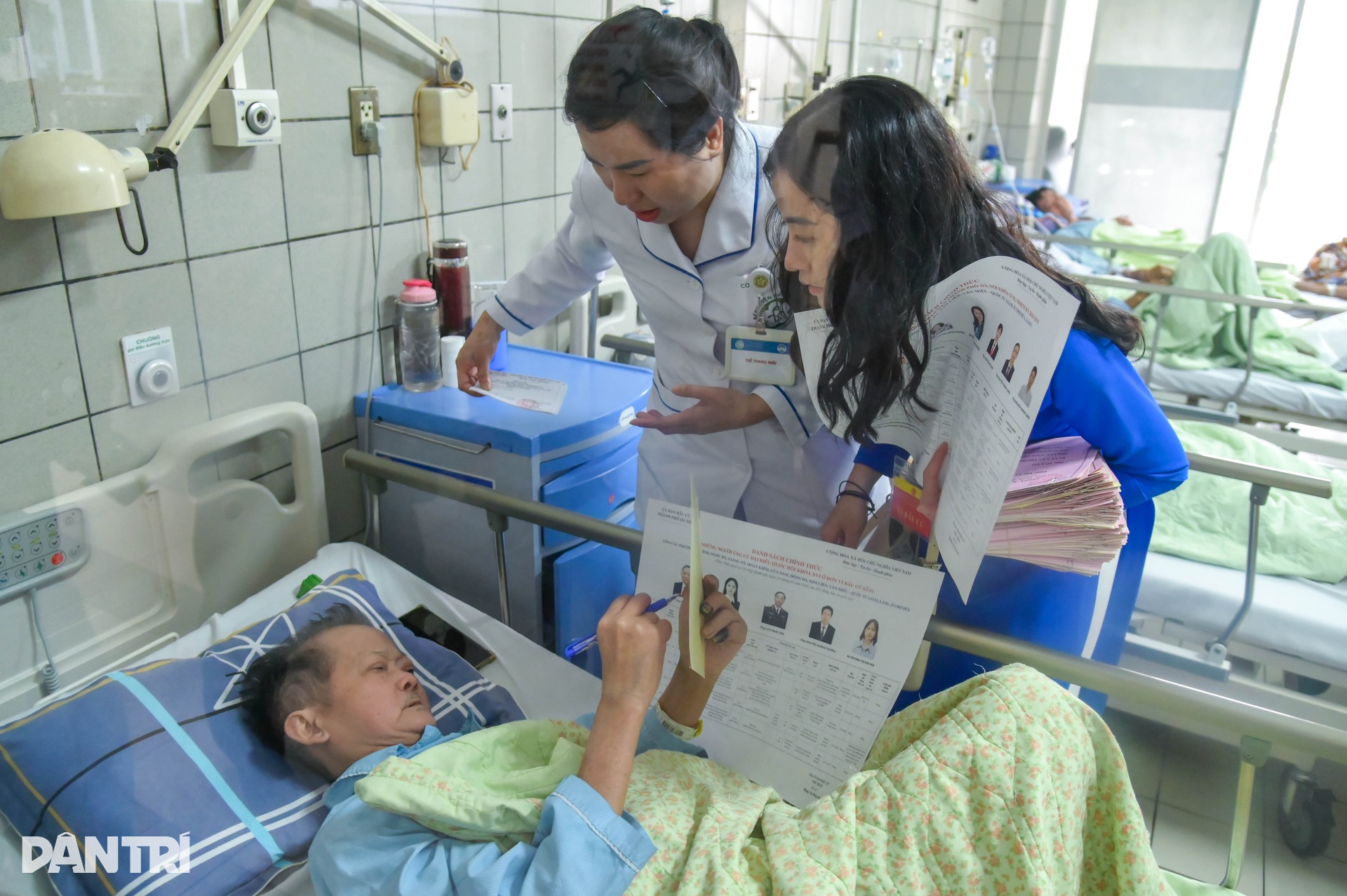 Những cử tri bỏ phiếu trên giường bệnh trong Ngày hội non sông - 16 Những cử tri bỏ phiếu trên giường bệnh trong Ngày hội non sông - 16