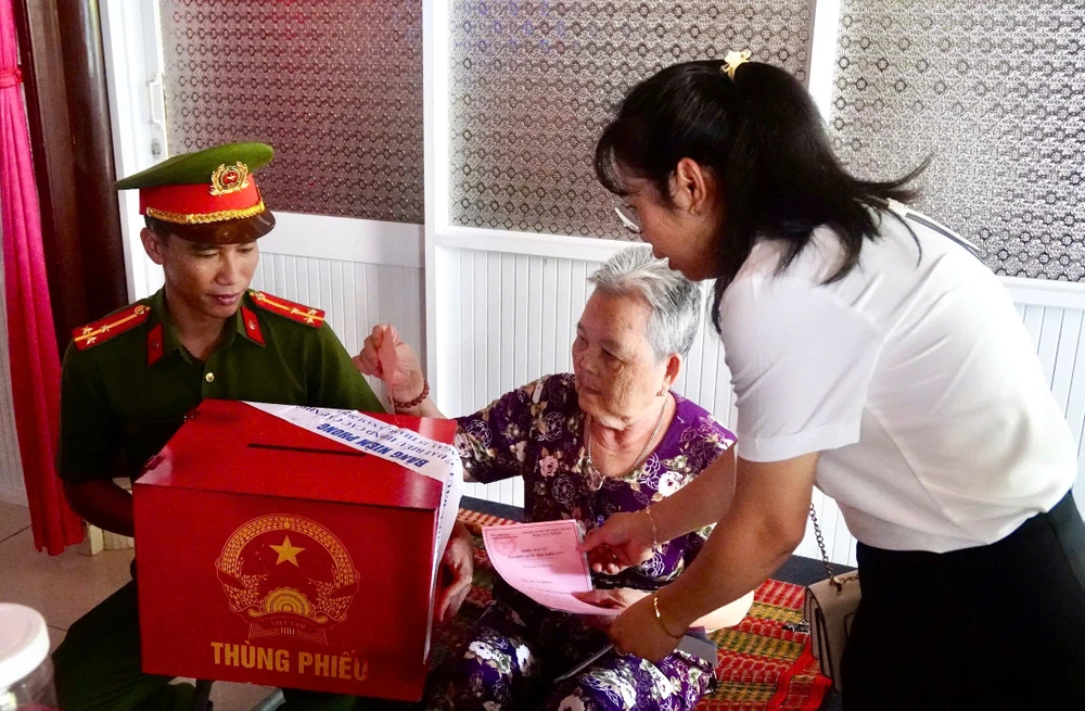 Bà Trần Thị Nết được tổ bầu cử hỗ trợ bỏ phiếu tại nhà. Ảnh: SONG MAI khong-de-ai-lo-ngay-bau-cu-mang-thung-phieu-den-tan-nha-cu-tri-lon-tuoi-o-thieng-lieng-can-gio-7.jpg