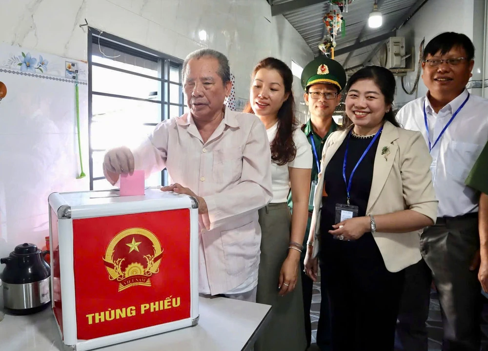 Tại điểm bầu cử số 07 - trụ sở ấp Đông Hòa, xã Cần Giờ có hơn 1.500 cử tri bỏ phiếu, trong đó có một số cử tri đi lại khó khăn, không thể đến điểm bầu cử. Ảnh: MAI LINH khong-de-ai-lo-ngay-bau-cu-mang-thung-phieu-den-tan-nha-cu-tri-lon-tuoi-o-thieng-lieng-can-gio-3.jpg