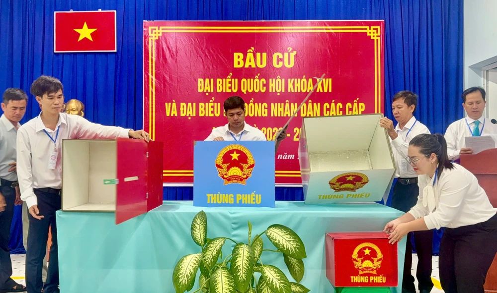 Các thùng phiếu được tổ bầu cử chuẩn bị, kiểm tra một cách kỹ càng. Ảnh: SONG MAI xa-dao.jpg