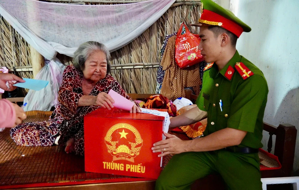 Việc mang thùng phiếu đến tận nhà cho các cử tri lớn tuổi, gặp khó khăn trong việc đi lại nhằm đảm bảo quyền công dân và tạo điều kiện để các cử tri thực hiện quyền bầu cử của mình. Ảnh: SONG MAI khong-de-ai-lo-ngay-bau-cu-mang-thung-phieu-den-tan-nha-cu-tri-lon-tuoi-o-thieng-lieng-can-gio-.jpg