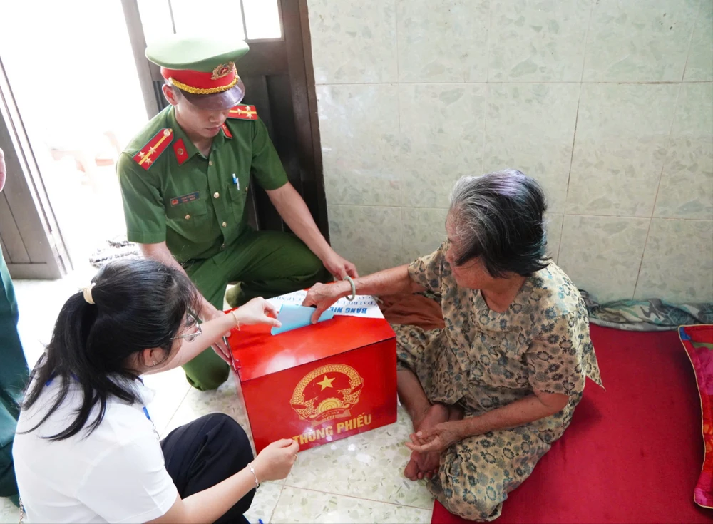 Các cử tri lớn tuổi thực hiện quyền công dân tại nhà. Ảnh: SONG MAI cu-tri-lon-tuoi.jpg