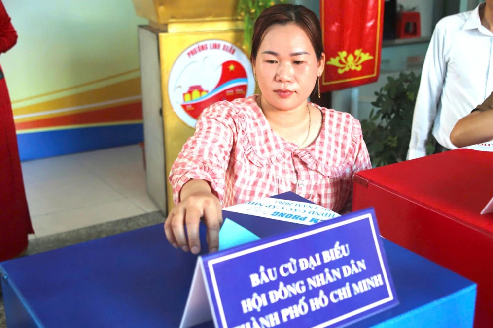 Chị Huỳnh Thị Như (37 tuổi, quê Cần Thơ), công nhân Khu chế xuất Linh Trung 1, thực hiện quyền công dân tại khu vực bỏ phiếu số 4, phường Linh Xuân, TP.HCM. Ảnh: PHẠM HẢI z7622154680715_8effad17712fbab9ce835a35528d8356.jpg