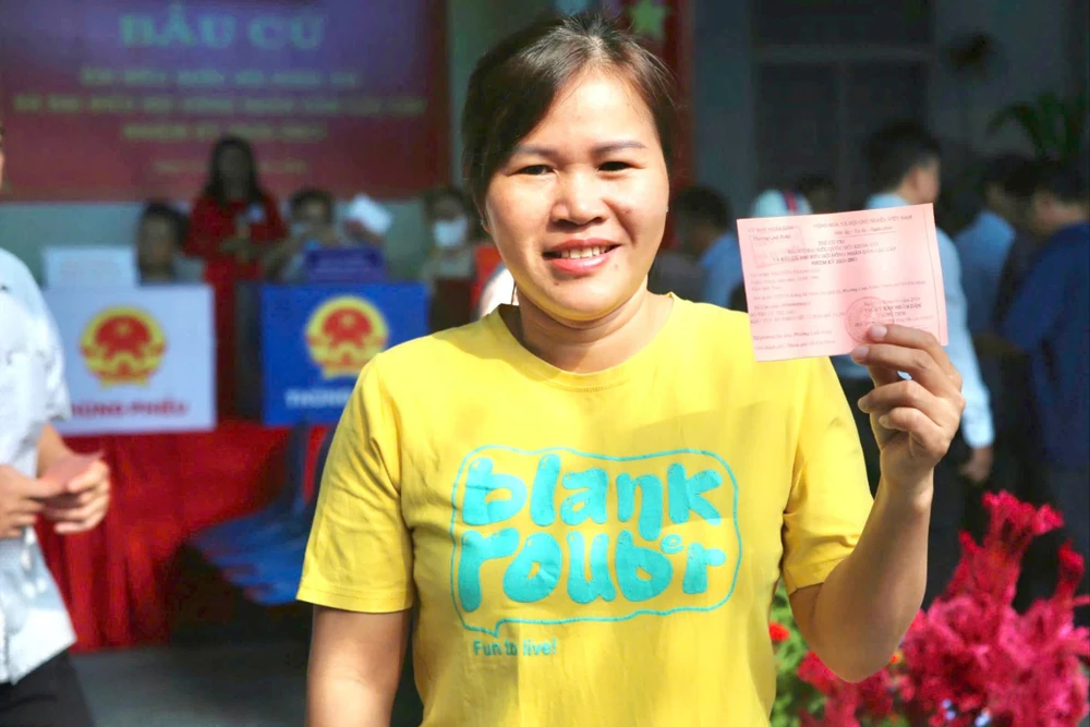 Chị Trần Thị Diễm (37 tuổi, ngụ phường Linh Xuân), công nhân Khu chế xuất Linh Trung 1, tham gia bỏ phiếu tại khu vực bỏ phiếu trên địa bàn phường Linh Xuân, TP.HCM. Ảnh: HẢI NHI z7622143065943_3d50f207cdf5456c354a3fc13c465b63.jpg