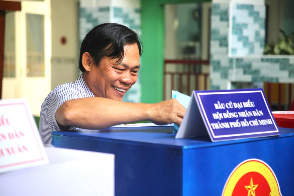 Cử tri là công nhân, người lao động tại TP.HCM phấn khởi tham gia bầu cử, kỳ vọng nhiệm kỳ mới sẽ quan tâm nhiều hơn đến đời sống người dân. Ảnh: PHẠM HẢI z7622154558836_2dca8e27b29044202f8e17edb1164831.jpg
