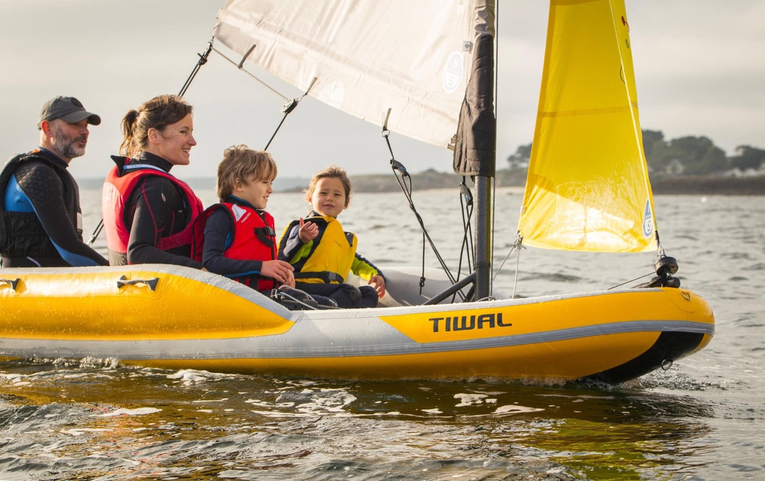 Thuyền buồm có thể gấp gọn để trong cốp xe, mở ra chở được gia đình 4 người 2 thuyền buồm - Ảnh 2.