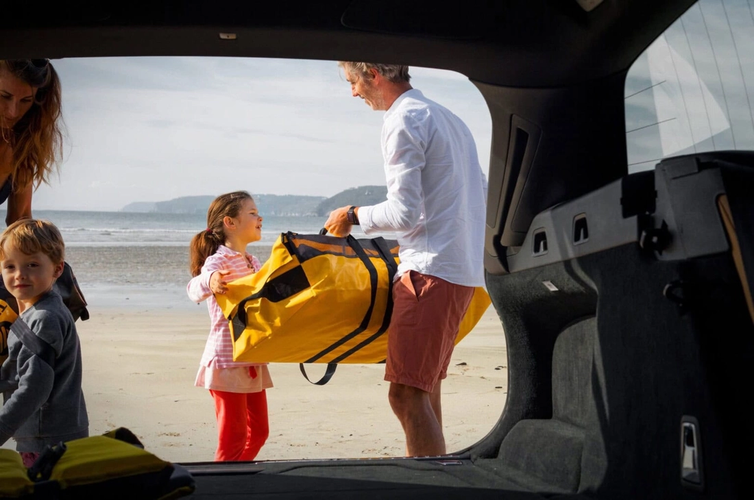 Thuyền buồm có thể gấp gọn để trong cốp xe, mở ra chở được gia đình 4 người 4 thuyền buồm - Ảnh 4.