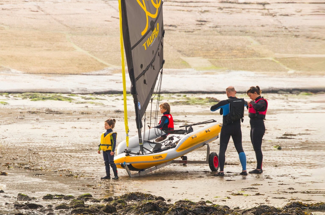 Thuyền buồm có thể gấp gọn để trong cốp xe, mở ra chở được gia đình 4 người 6 thuyền buồm - Ảnh 6.