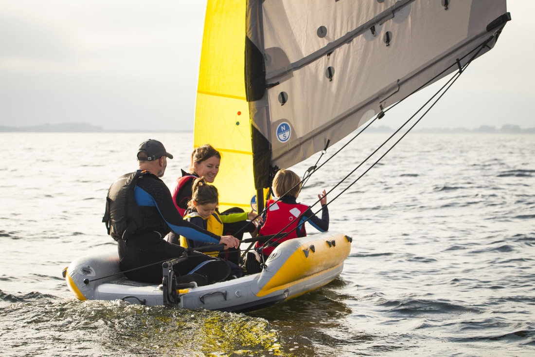 Thuyền buồm có thể gấp gọn để trong cốp xe, mở ra chở được gia đình 4 người 9 thuyền buồm - Ảnh 9.