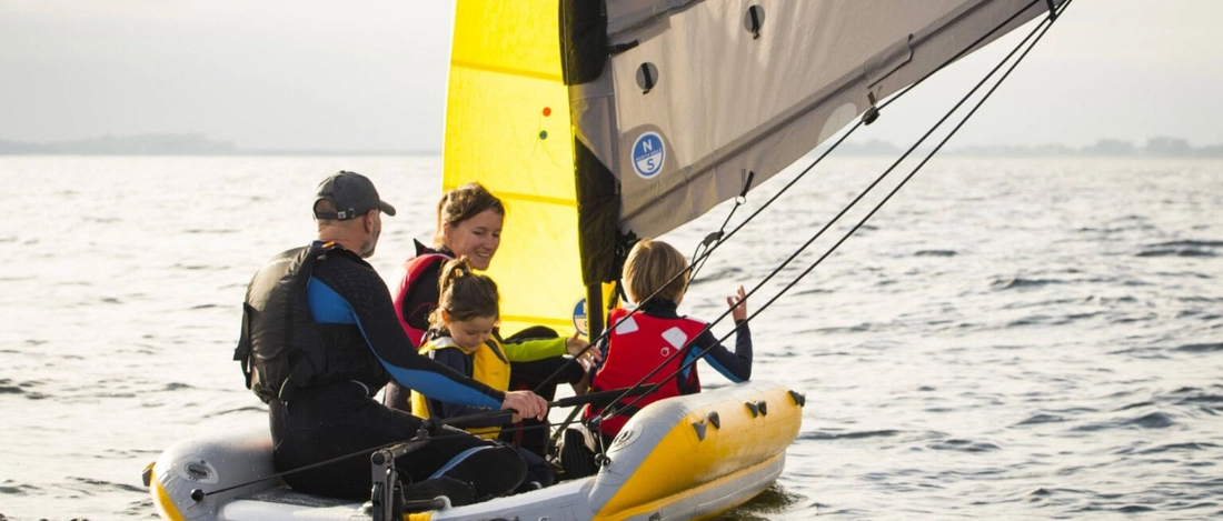 Thuyền buồm có thể gấp gọn để trong cốp xe, mở ra chở được gia đình 4 người 11 thuyền buồm - Ảnh 11.