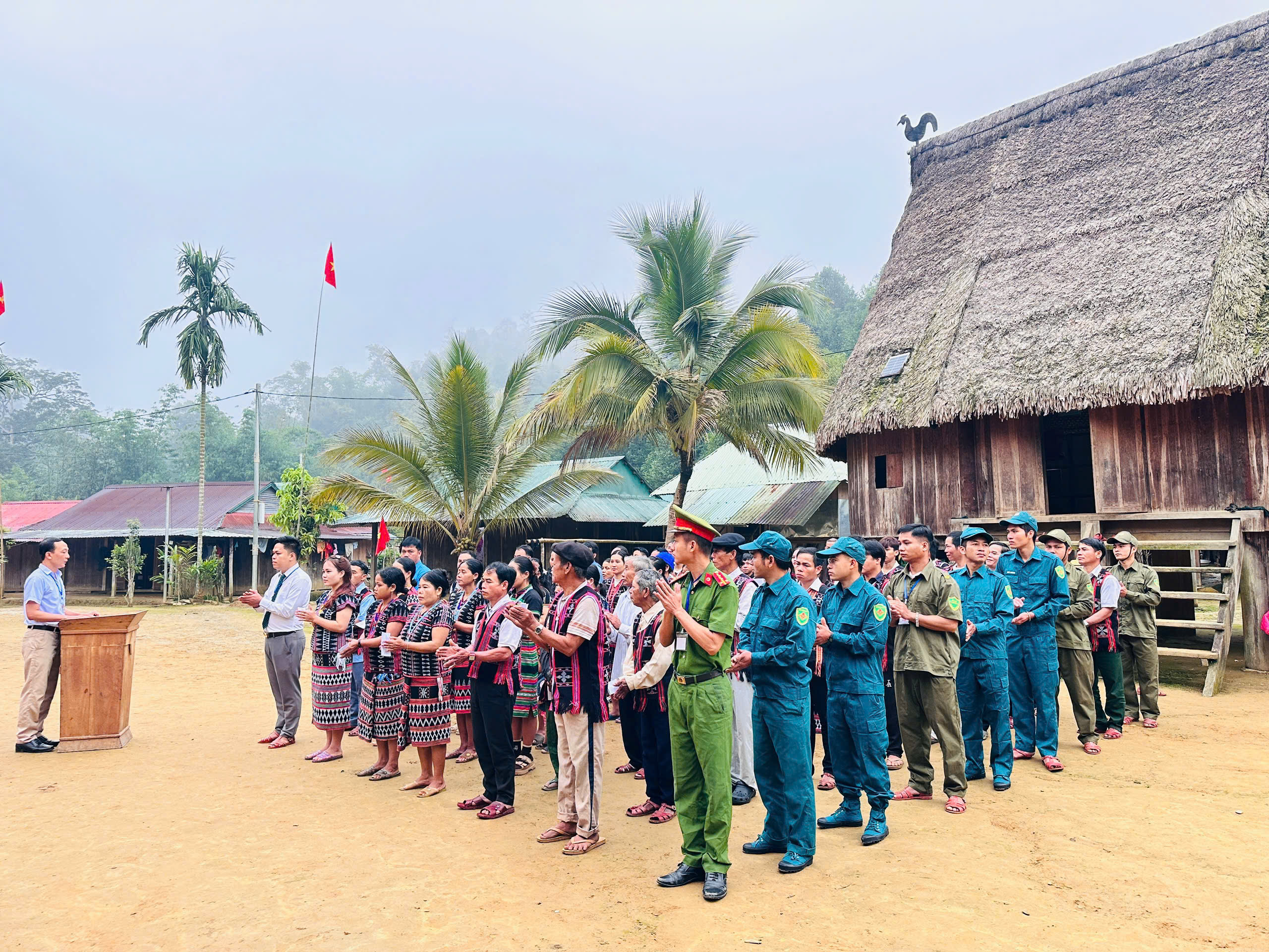 Thôn biệt lập nằm sâu trong rừng, cách trung tâm xã 6 giờ đi bộ, 68 cử tri nô nức bầu cử - Ảnh 2.