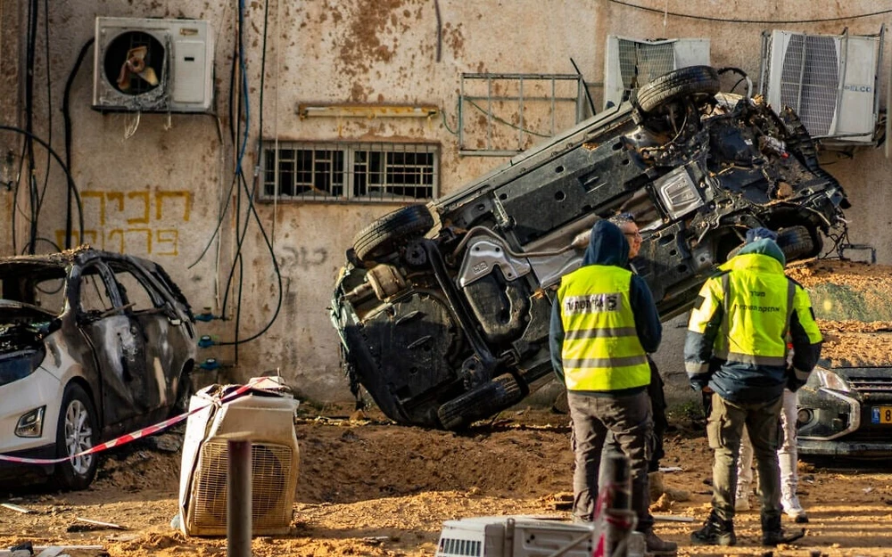 Lực lượng an ninh Israel kiểm tra thiệt hại sau vụ tấn công tên lửa đạn đạo từ Iran tại TP Holon (Israel) ngày 15-3. Ảnh: Flash90 israel iran.jpg