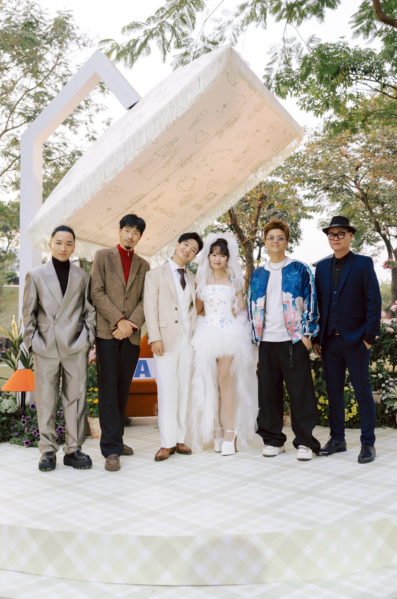 Nam ca sĩ tổ chức đám cưới nhưng không ai biết: Đen Vâu lẻ bóng đến dự, 1 cặp sao bị Nam ca sĩ tổ chức đám cưới nhưng không ai biết: Đen Vâu lẻ bóng đến dự, 1 cặp sao bị