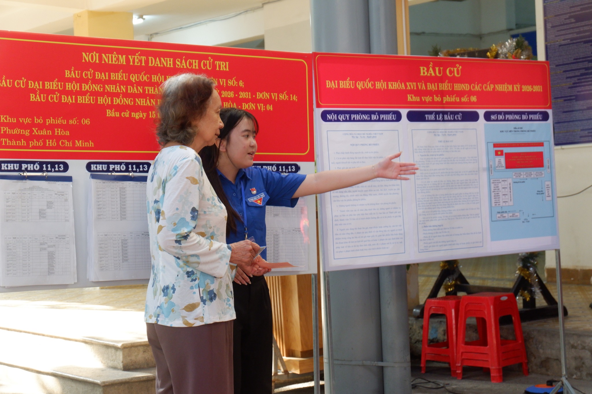 Màu áo xanh thanh niên xung kích hỗ trợ cử tri tại các điểm bầu cử TP.HCM 2 bầu cử - Ảnh 2.