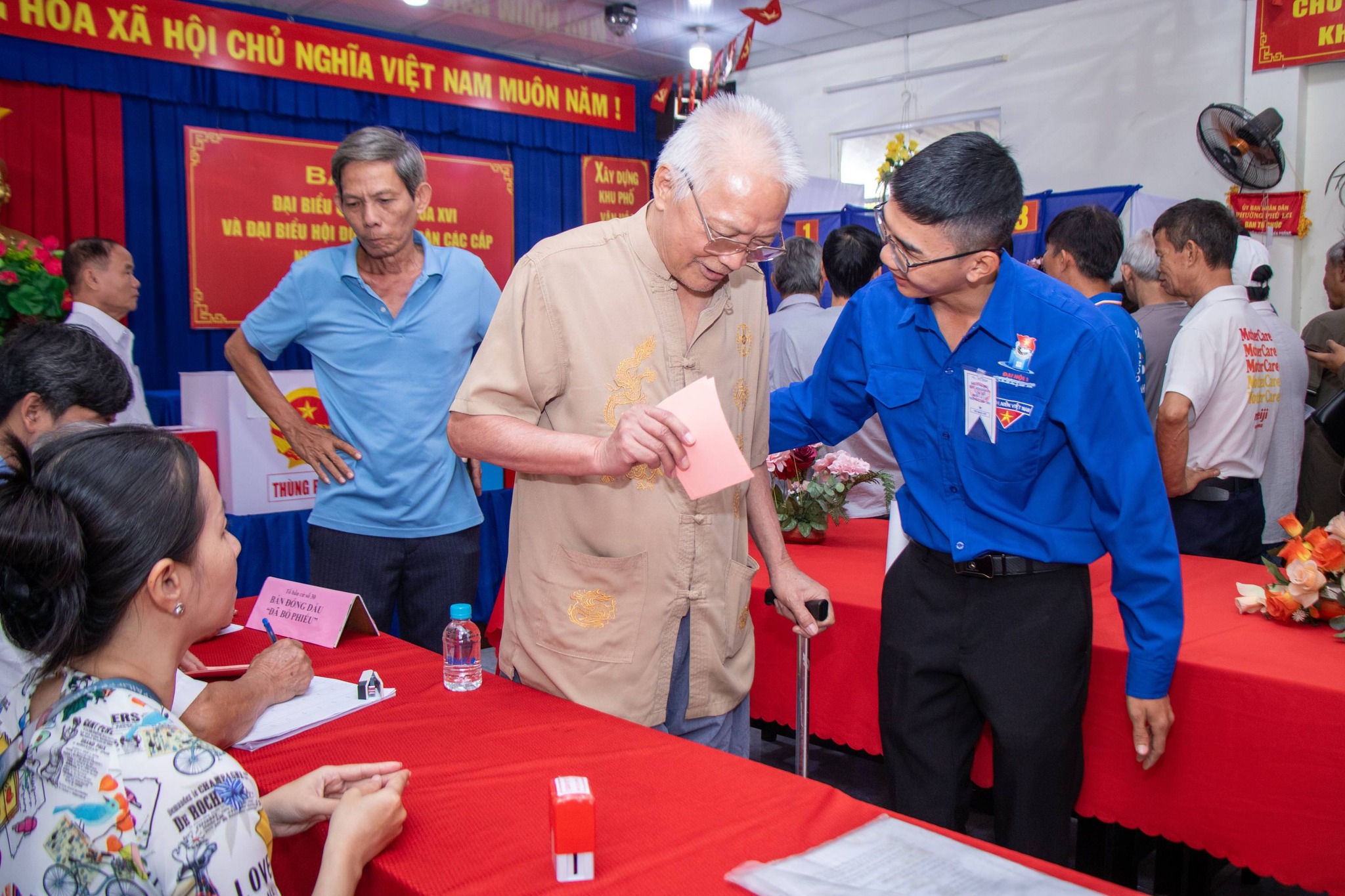 Màu áo xanh thanh niên xung kích hỗ trợ cử tri tại các điểm bầu cử TP.HCM 4 Màu áo xanh thanh niên xung kích hỗ trợ cử tri tại các điểm bầu cử TP.HCM - Ảnh 4.