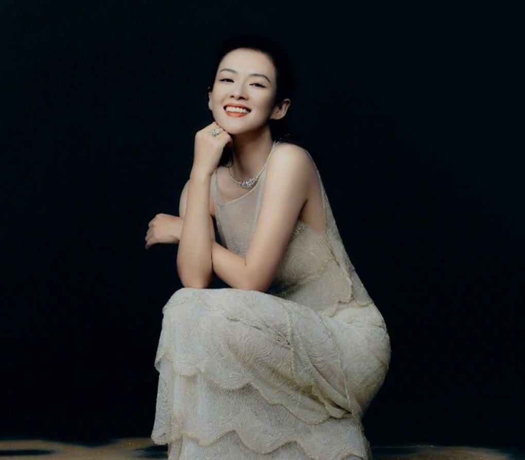 Chị đẹp Chương Tử Di gây chú ý với diện mạo khác lạ ở tuổi 47 - 4