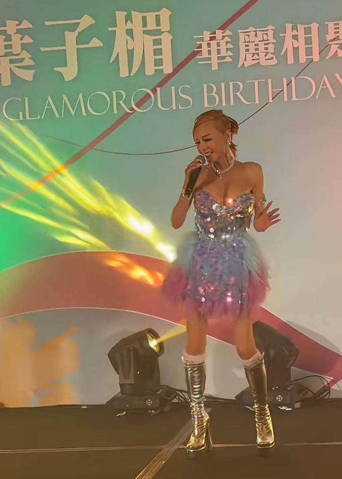 Bom sex hết thời Diệp Tử My bị đả kích vì mặc lố 3 Diệp Tử My diễn tại một sự kiện ở Hong Kong. Ảnh: Weibo