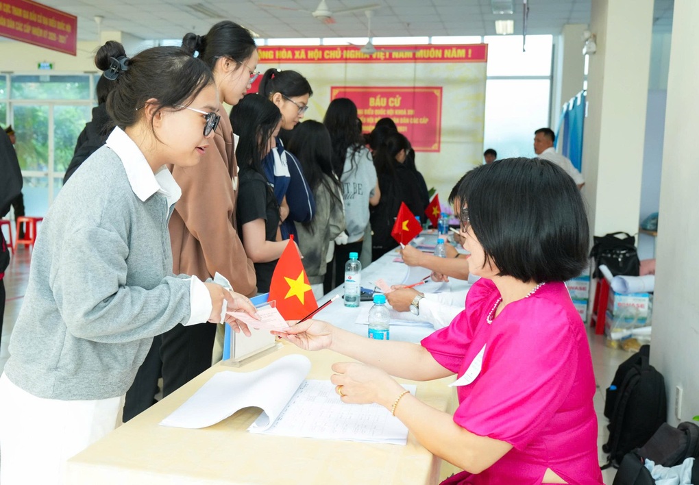 22.000 sinh viên ở ký túc xá lớn nhất nước đi bầu cử - 3
