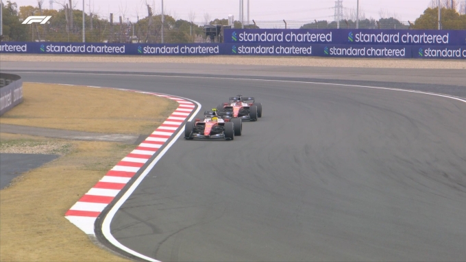 Hai chiế SF26  của Ferrari làm nên màn đua tranh nội bộ kịch tính khi liên tục bám đuổi, vượt mặt tại Thượng Hải. Ảnh: F1