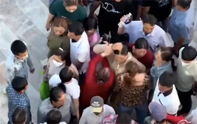 'Nữ quái' cầm đầu trong nhóm dàn cảnh giật dây chuyền ở Liên Hoa Bảo Tháp 3 'Nữ quái' cầm đầu trong nhóm dàn cảnh giật dây chuyền ở Liên Hoa Bảo Tháp - Ảnh 3.