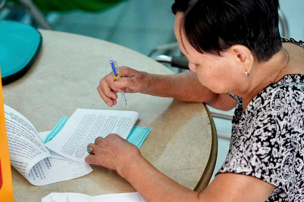 Ngoài thùng phiếu, địa phương còn bố trí tư liệu về các ứng cử viên để các cử tri lớn tuổi thực hiện quyền của mình. Ảnh: HẢI NHI cử tri (21).jpg