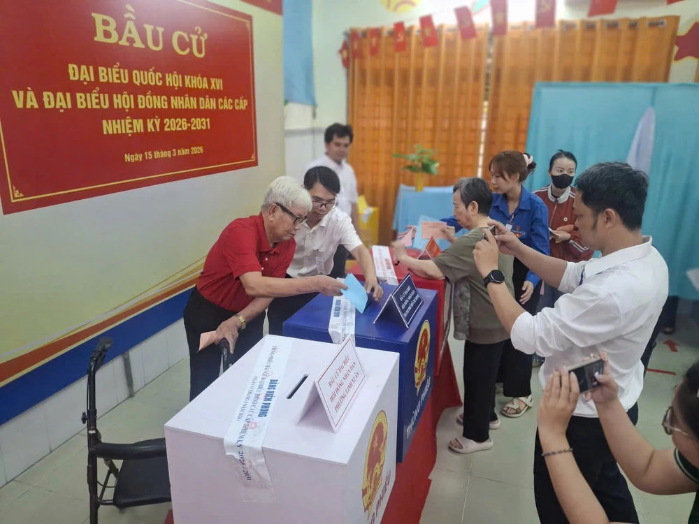 Tại phường Linh Xuân, cán bộ của điểm bầu cử số 7 đã mang thùng phiếu lưu động đến Viện dưỡng lão Tâm An để các cử tri bỏ phiếu. Ảnh: PHẠM HẢI cử tri (26).jpg