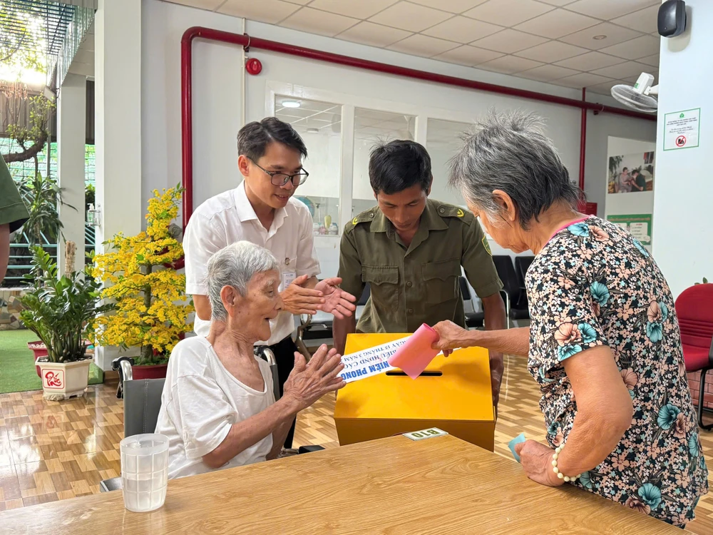 Cụ Lê Thiệu Cơ (90 tuổi) bỏ phiếu bầu cử tại Viện Dưỡng lão Tâm An. Ảnh: PHẠM HẢI cử tri (16).jpg