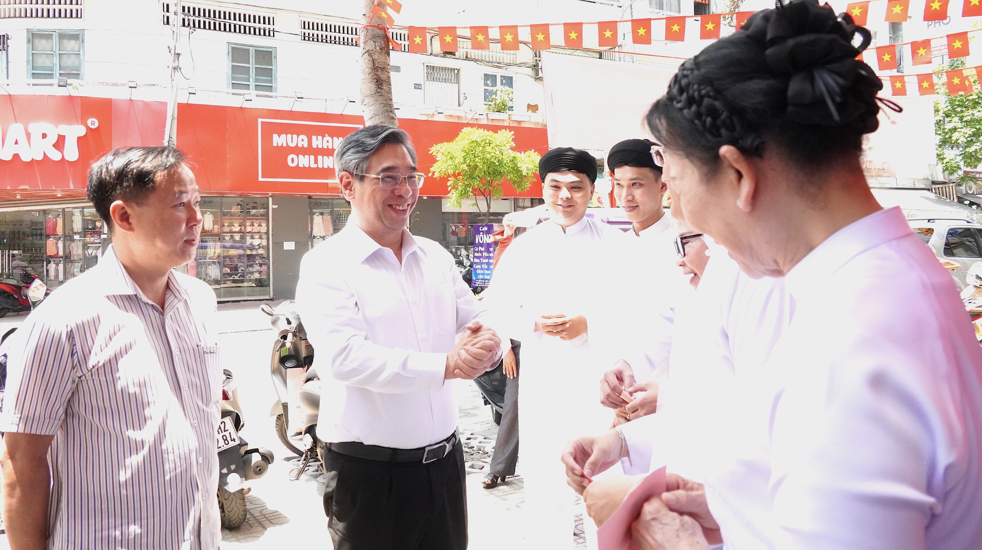 Phó bí thư Thành ủy TP.HCM Nguyễn Phước Lộc thăm hỏi, động viên cử tri đặc biệt - Ảnh 2.