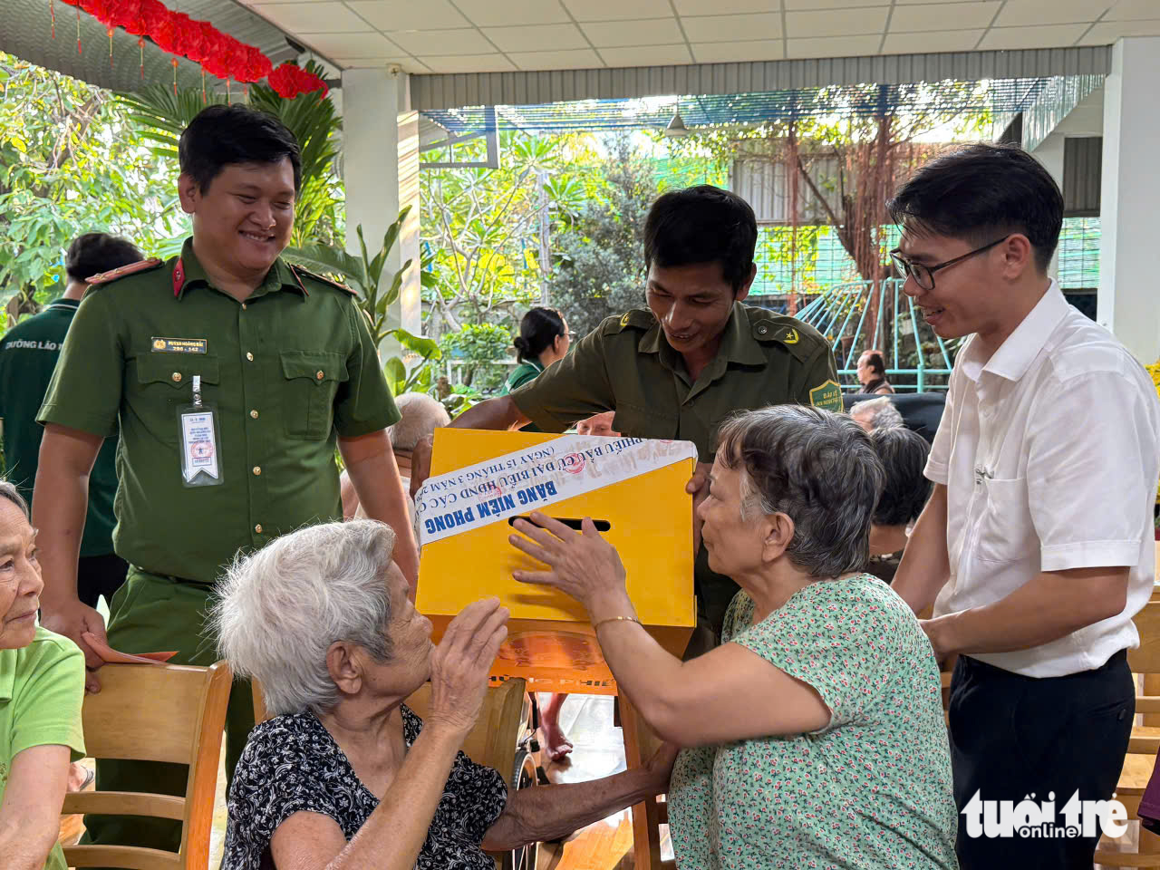 TP.HCM: Thùng phiếu lưu động đến với những cử tri 'đặc biệt' - Ảnh 5.