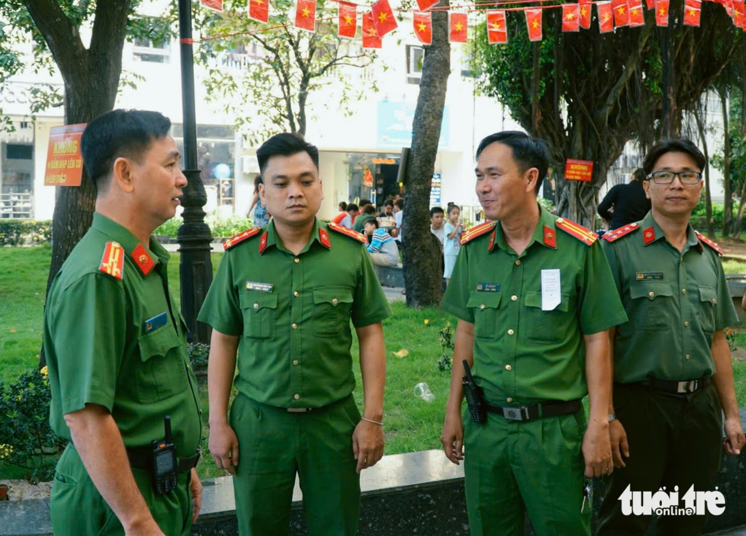 Một ngày bảo vệ 'ngày hội toàn dân' của công an cơ sở tại TP.HCM 2 Một ngày bảo vệ 'ngày hội toàn dân' của công an cơ sở tại TP.HCM - Ảnh 2.