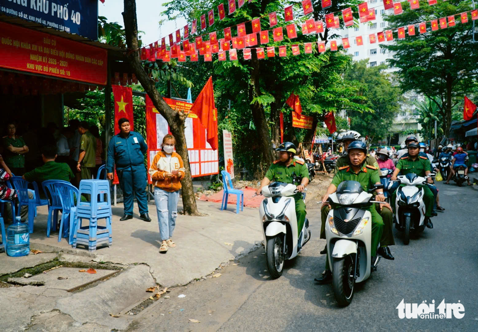 Một ngày bảo vệ 'ngày hội toàn dân' của công an cơ sở tại TP.HCM 5 Một ngày bảo vệ 'ngày hội toàn dân' của công an cơ sở tại TP.HCM - Ảnh 5.