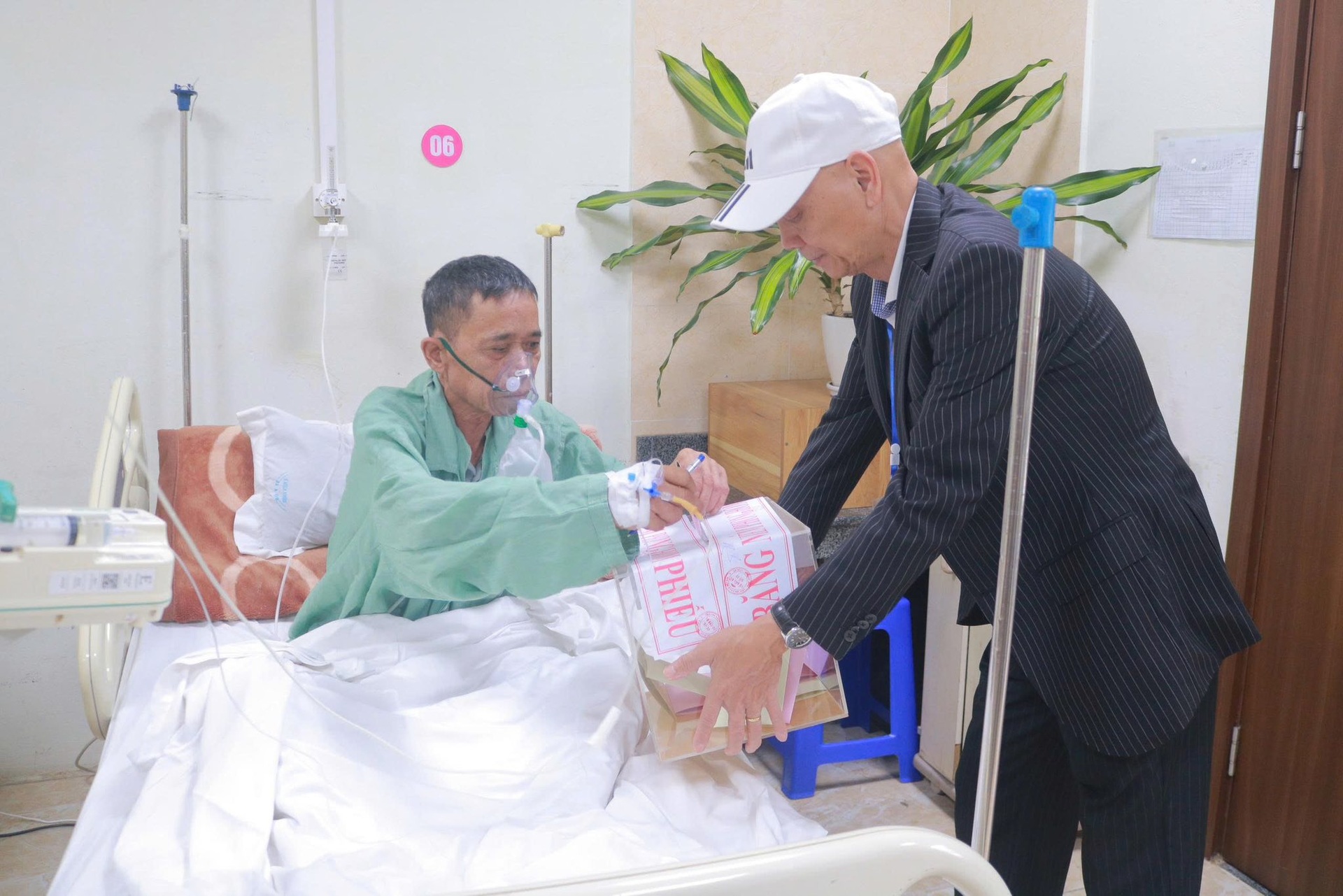 Những lá phiếu mang theo kỳ vọng của bệnh nhân hiểm nghèo - 13 Những lá phiếu mang theo kỳ vọng của bệnh nhân hiểm nghèo - 13