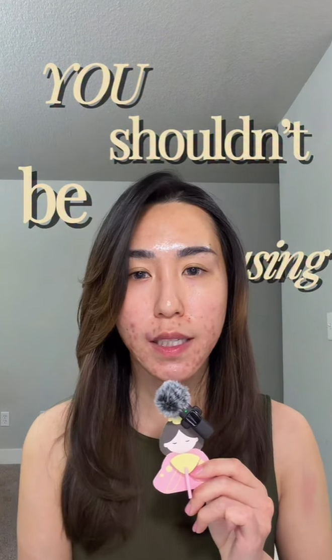 Bị đuổi việc, cô gái 27 tuổi để mặt mộc với mảng mụn lớn lên mạng tâm sự và cái kết bất ngờ- Ảnh 4. Bị đuổi việc, cô gái 27 tuổi để mặt mộc với mảng mụn lớn lên mạng tâm sự và cái kết bất ngờ- Ảnh 4.