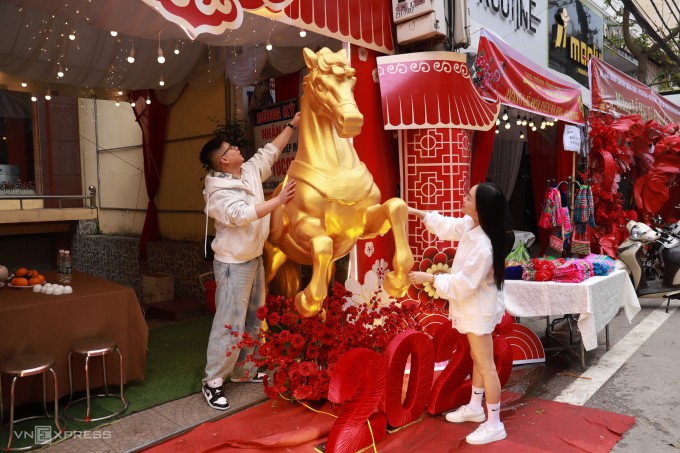 Anh Trần Trung Thành, 31 tuổi, ở phường Kỳ Lừa, chi hơn 60 triệu đồng thiết kế rạp và mua linh vật ngựa, ngày 14/3. Ảnh: Quỳnh Nguyễn