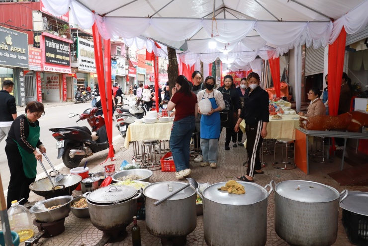 Một hộ dân ở phường Kỳ Lừa chuẩn bị nấu cỗ mời người lạ đến ăn.